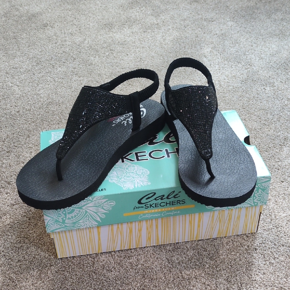 😃🌹🌻NIB Skechers Yoga foam Women's Black Sandals size 10😃🌹🌻